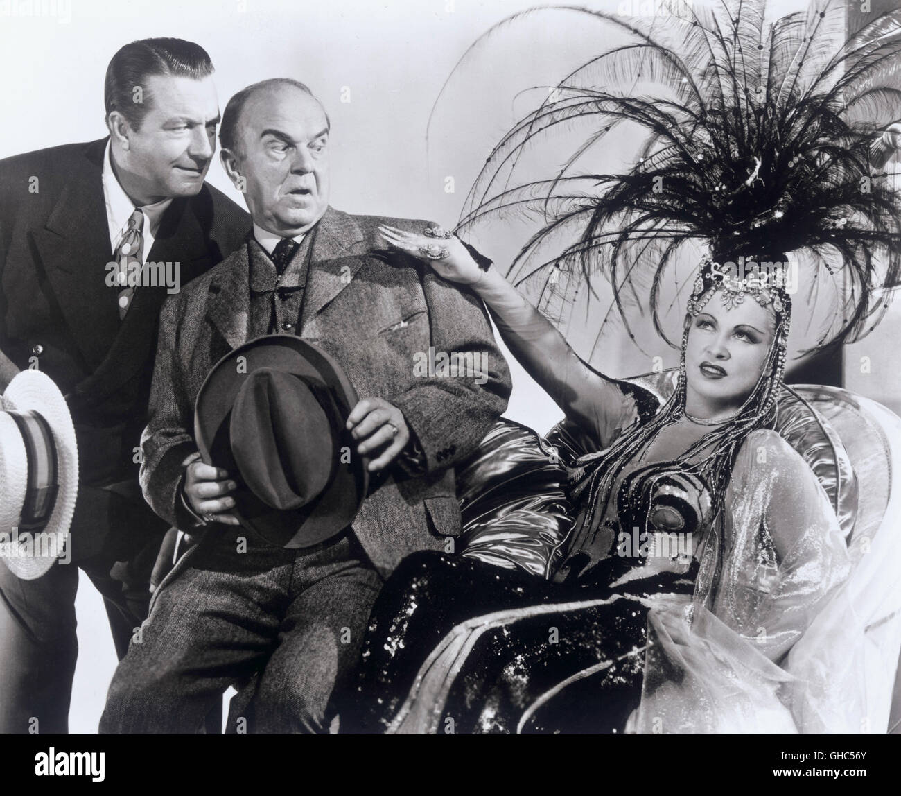 Il calore è uno USA 1943 Gregory Ratoff Tony Ferris (WILLIAM GAXTON), Hubert Bainbridge (VICTOR MOORE), Fay Lawrence (MAE WEST) Regie: Gregory Ratoff Foto Stock