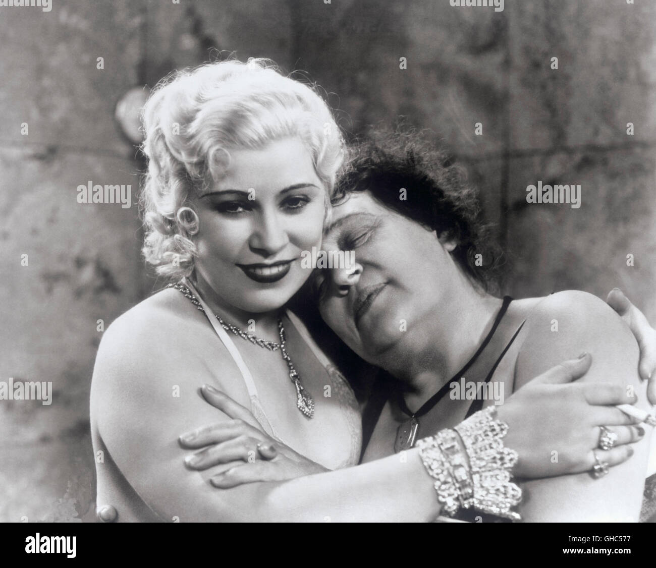 Notte dopo notte USA 1932 Archie Mayo Maudie tripletta (Mae West), Miss Mabel Jellyman (ALISON SKIPWORTH) Regie: Archie Mayo Foto Stock
