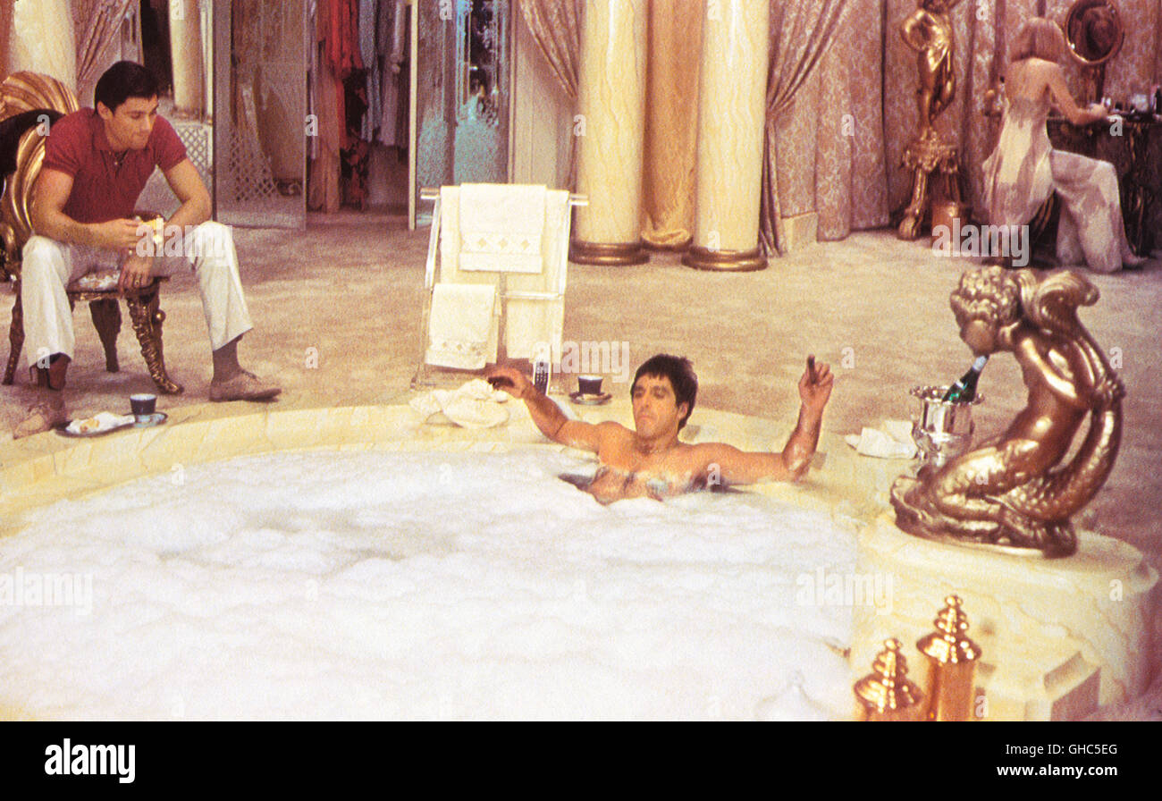 SCARFACE USA 1983 Brian De Palma Tony (AL PACINO) nella lussuosa vasca da bagno Regie: Brian De Palma Foto Stock