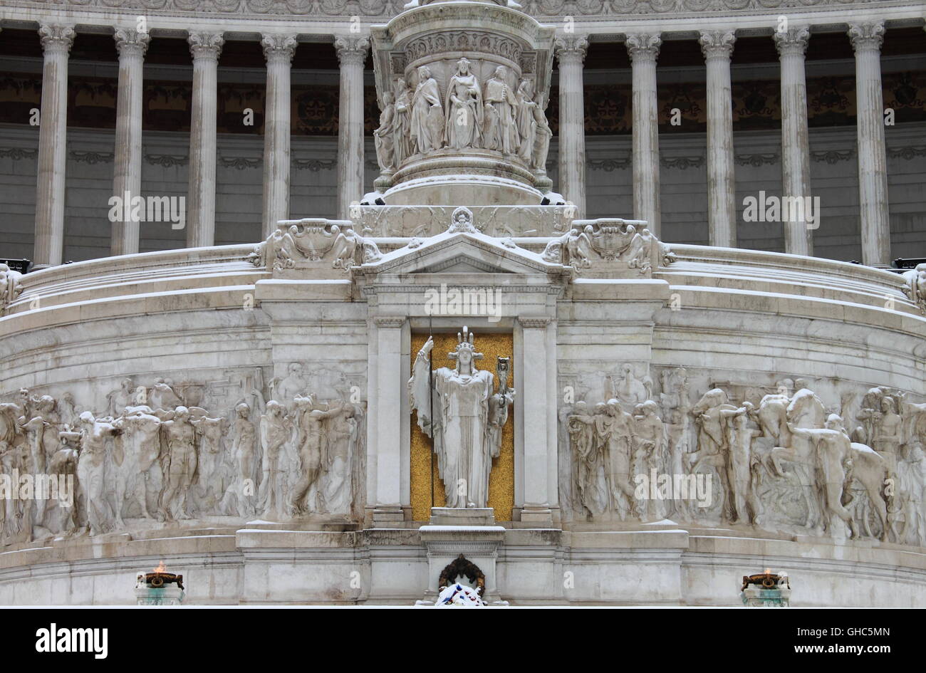 Vittorio Emanuele II monumento sotto la neve a Roma, Italia Foto Stock