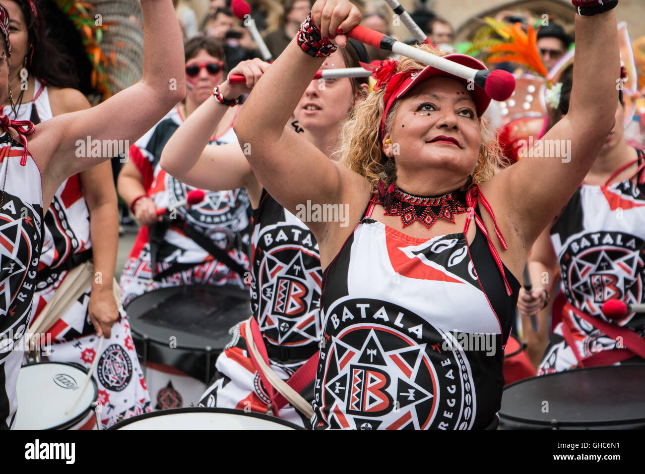 Batala batteristi prendendo parte al 2016 Bath Street Carnevale, REGNO UNITO Foto Stock