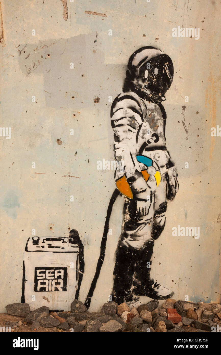 Wall Art Foto di deep sea diver tenendo una palla spiaggia e agganciato a 'sea aria' contenitore a Skinningrove,North Yorkshire Foto Stock