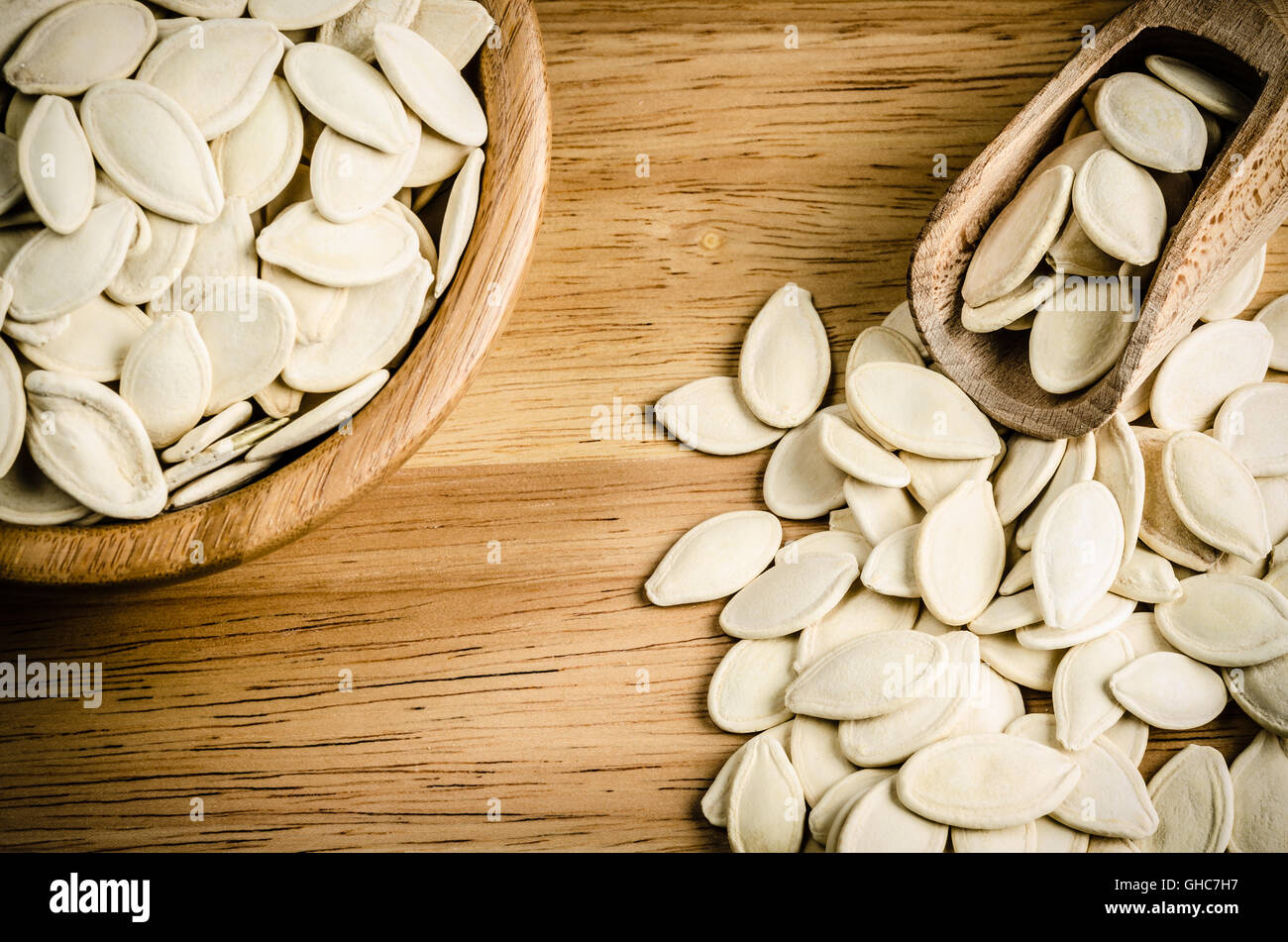 Essiccato semi di zucca, su sfondo di legno Foto Stock