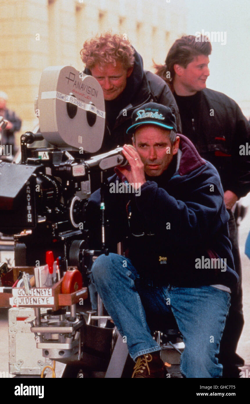 GOLDENEYE USA/Regno Unito 1995 Martin Campbell il regista Martin Campbell con fotocamera cine Regie: Martin Campbell Foto Stock