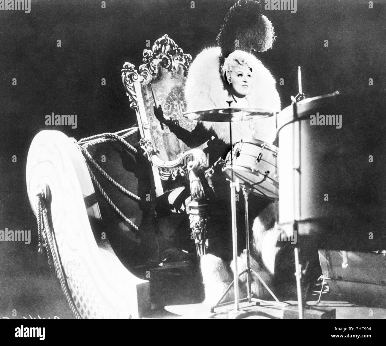MAE WEST suonando la batteria in ' ogni giorno è un giorno festivo ' (1937) Foto Stock