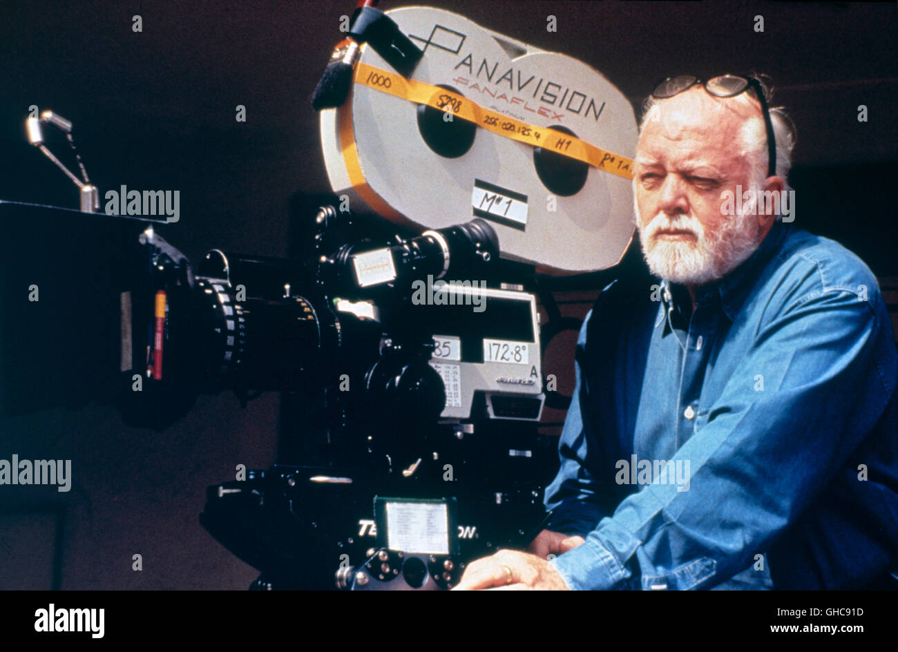 Inglese regista e attore Sir Richard Attenborough (con la Panavision cine) della telecamera durante le riprese ' In amore e in guerra ' (1997). Foto Stock
