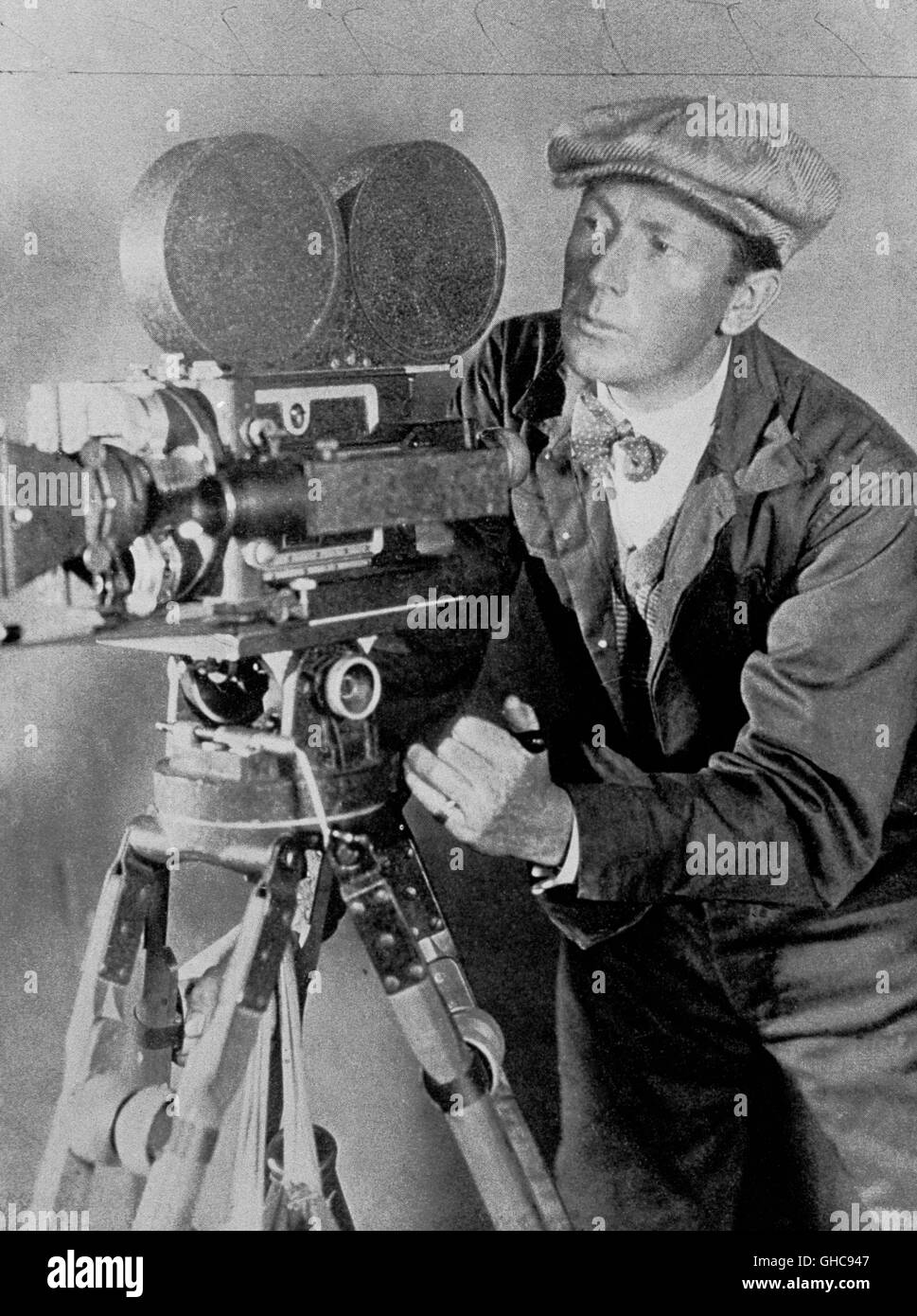 Silent Movie regista FW Murnau (Friedrich Wilhelm Murnau) (1888-1931) con la fotocamera in modalità cine (1921) Foto Stock