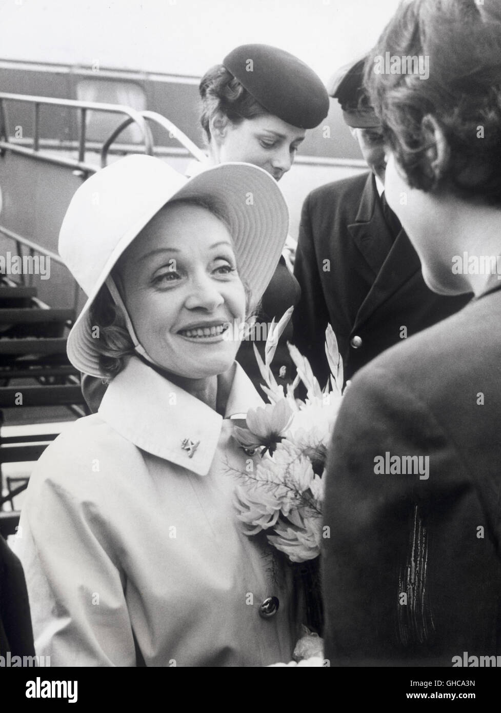 MARLENE DIETRICH auf Kurzbesuch zu Schallplattenaufnahmen in Köln. immagine: Begrüßung auf dem Düsseldorfer Flughafen (1960). Foto Stock