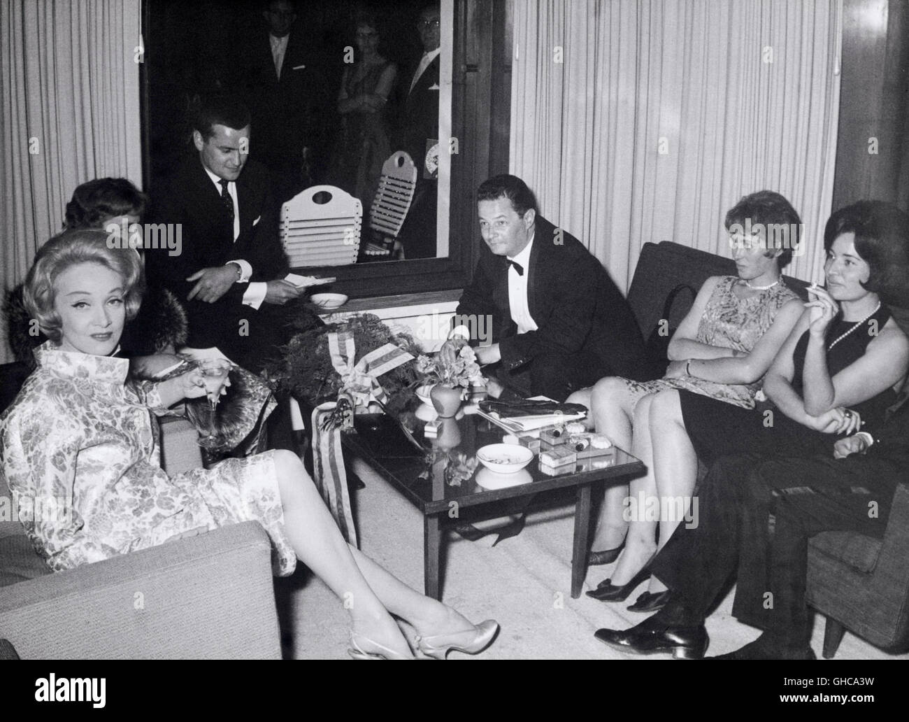 MARLENE DIETRICH auf Kurzbesuch zu Schallplattenaufnahmen in Köln (1960). Foto Stock