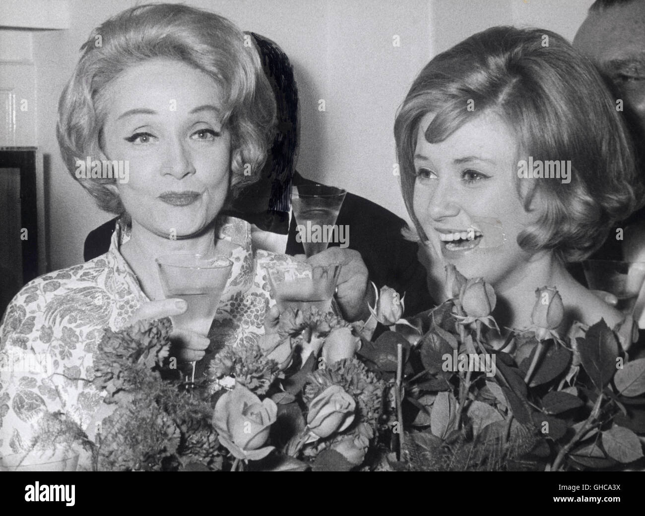 MARLENE DIETRICH auf Kurzbesuch zu Schallplattenaufnahmen in Köln. immagine: Marlene Dietrich und Schlagersängerin GITTE beim Sektempfang (1960). Foto Stock