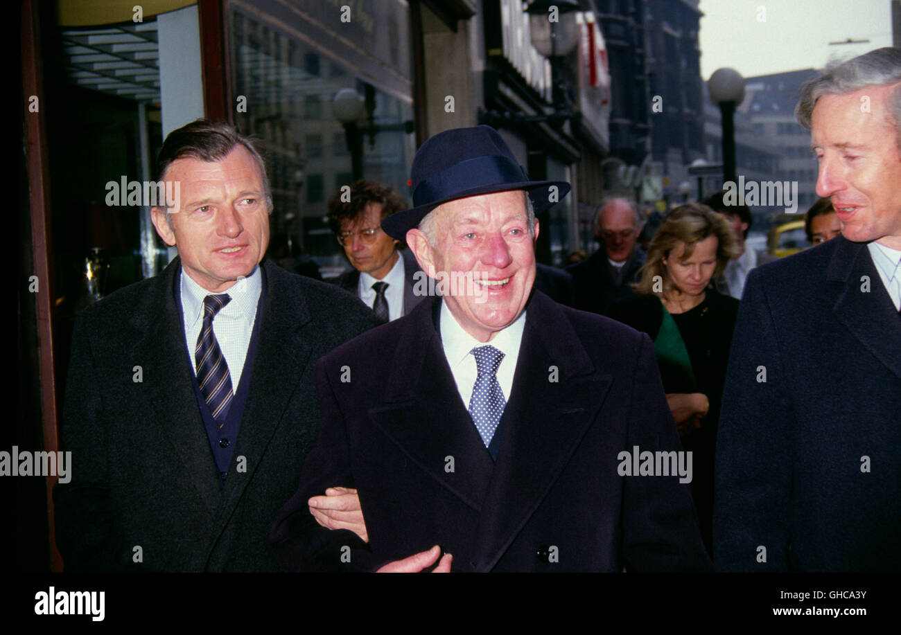 SIR Alec Guinness wird 1985 in Hamburg mit dem 'Shakespeare-Preis' der Alfred C.Toepfer-Stiftung ausgezeichnet. La Alfred C. Toepfer Foundation ha onorato Sir Alec Guinness con il premio di Shakespeare. immagine: Sir Alec Guinness in Amburgo. Foto Stock