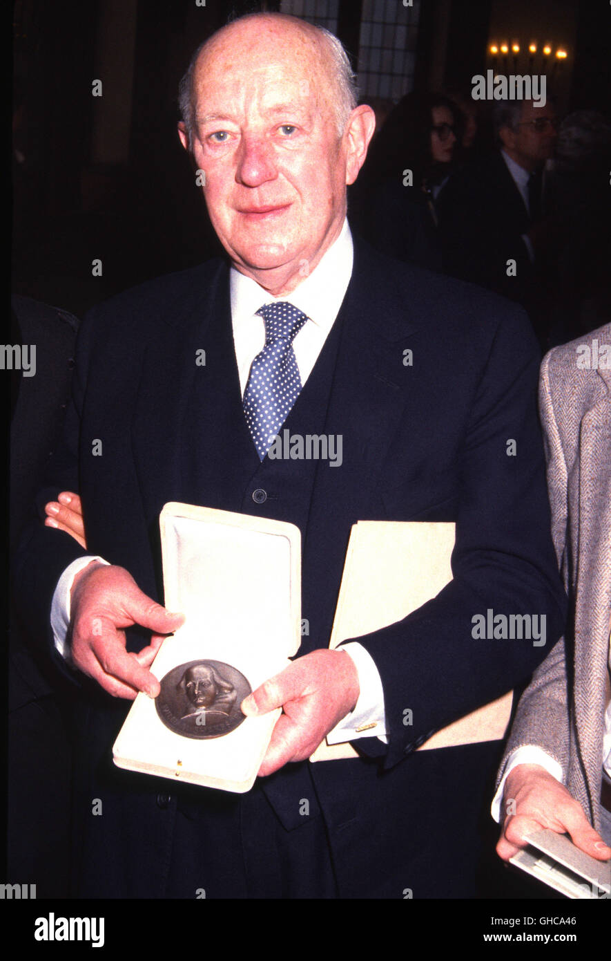 SIR Alec Guinness wird 1985 in Hamburg mit dem 'Shakespeare-Preis' der Alfred C.Toepfer-Stiftung ausgezeichnet. La Alfred C. Toepfer Foundation ha onorato Sir Alec Guinness con il premio di Shakespeare. Foto Stock