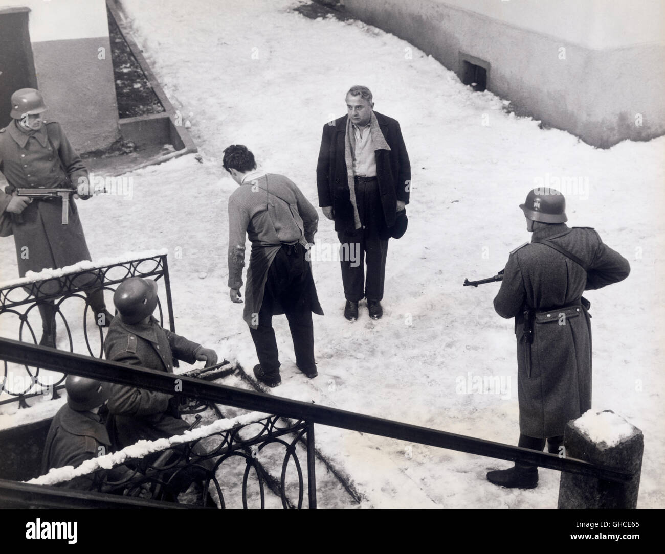 La LEGGE DI GUERRA Italien/Frankreich/BRD 1961 Bruno Paolinelli scena di guerra in inverno. posizione con soldati e civili. Regie: Bruno Paolinelli Foto Stock