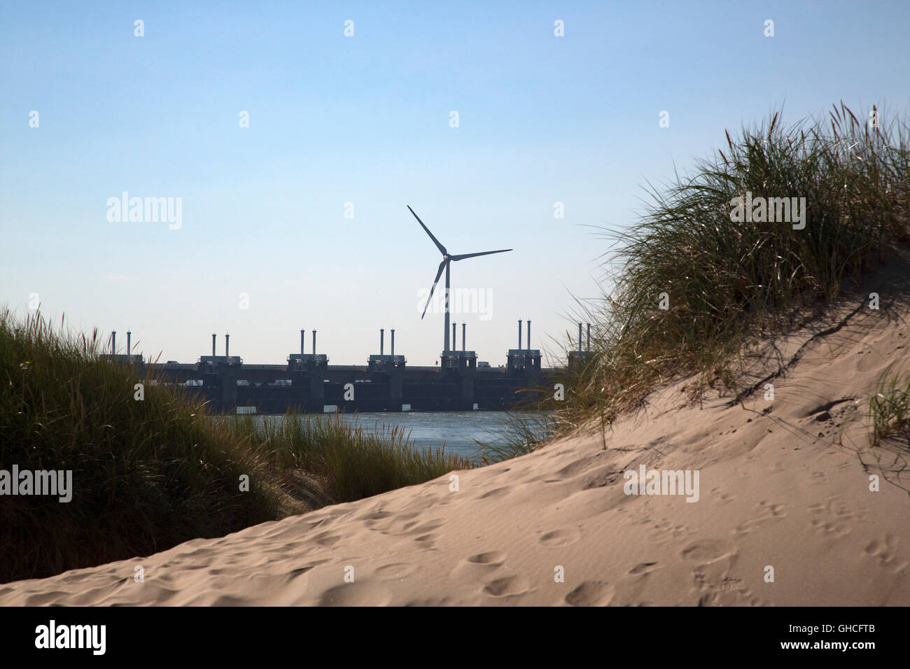 Vista retroilluminato da dune Schelda orientale barriera, Zeeland, Paesi Bassi Foto Stock