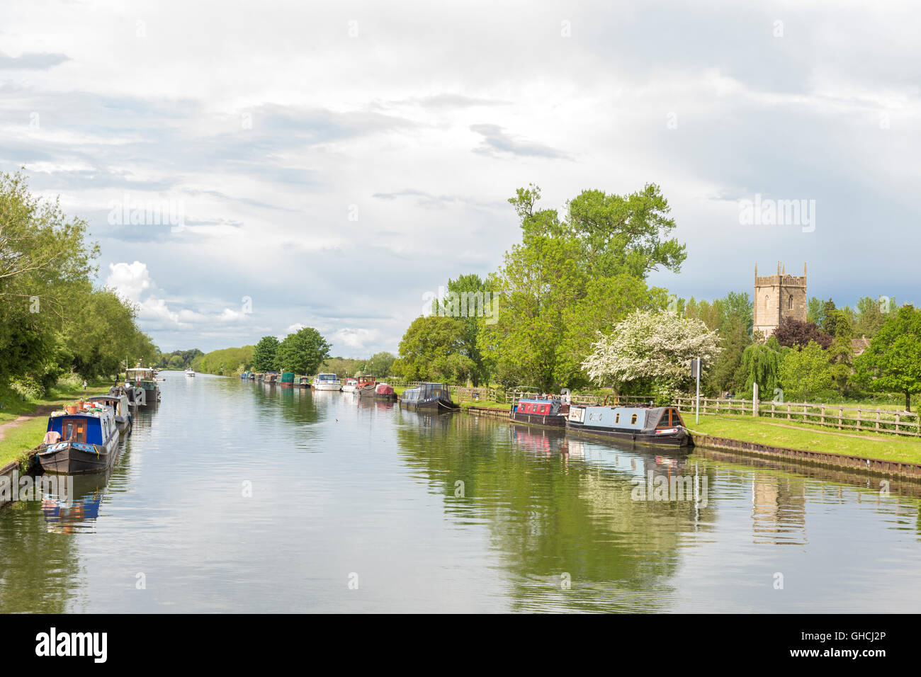 Il canottaggio sulla Gloucester e Nitidezza Canal e Santa Maria Vergine Chiesa Frampton on severn, Gloucestershire, England, Regno Unito Foto Stock