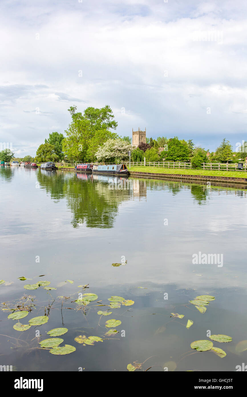 Il canottaggio sulla Gloucester e Nitidezza Canal e Santa Maria Vergine Chiesa Frampton on severn, Gloucestershire, England, Regno Unito Foto Stock