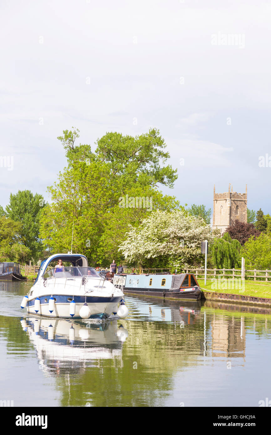 Il canottaggio sulla Gloucester e Nitidezza Canal e Santa Maria Vergine Chiesa Frampton on severn, Gloucestershire, England, Regno Unito Foto Stock