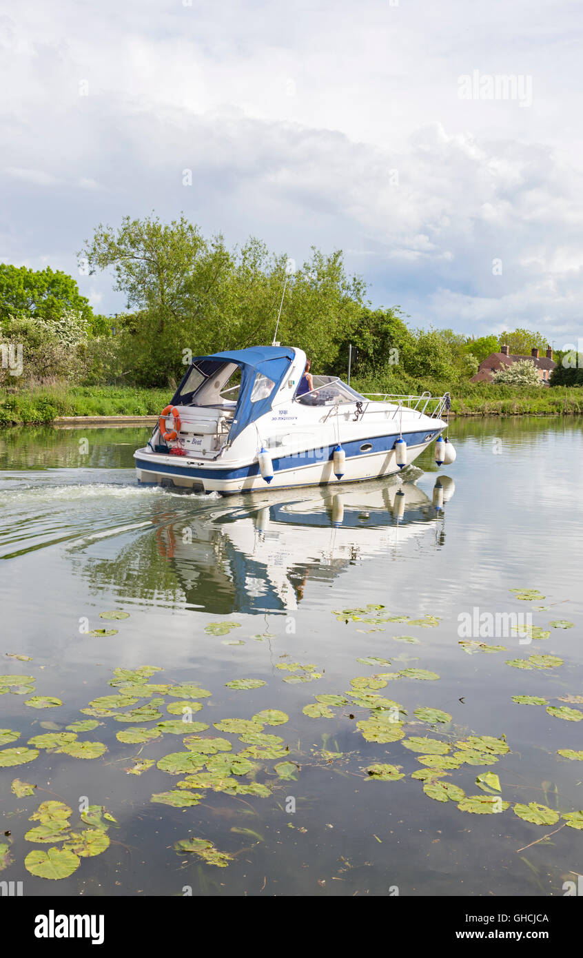 Il canottaggio sulla Gloucester e Nitidezza Canal, Frampton on severn, Gloucestershire, England, Regno Unito Foto Stock