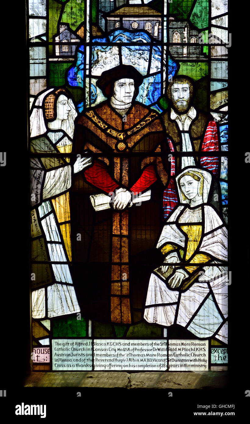 A Canterbury Kent, Regno Unito. Chiesa di St Dunstan con Santa Croce. Finestra di vetro colorato: - eventi nella vita di Sir Thomas More... Foto Stock