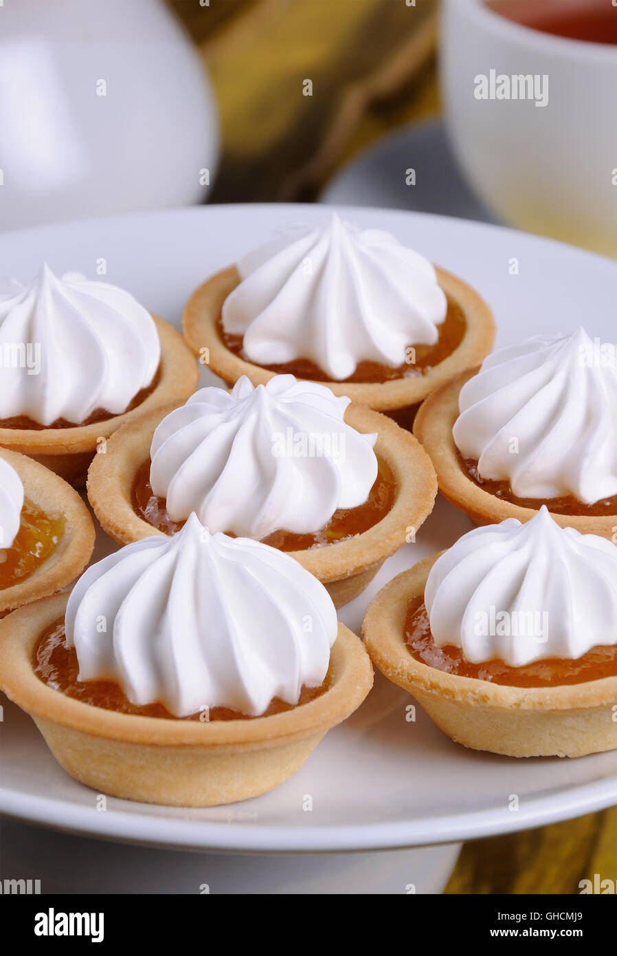 Piastra di biscotti frollini con orange marmellata e crema di latte Foto Stock