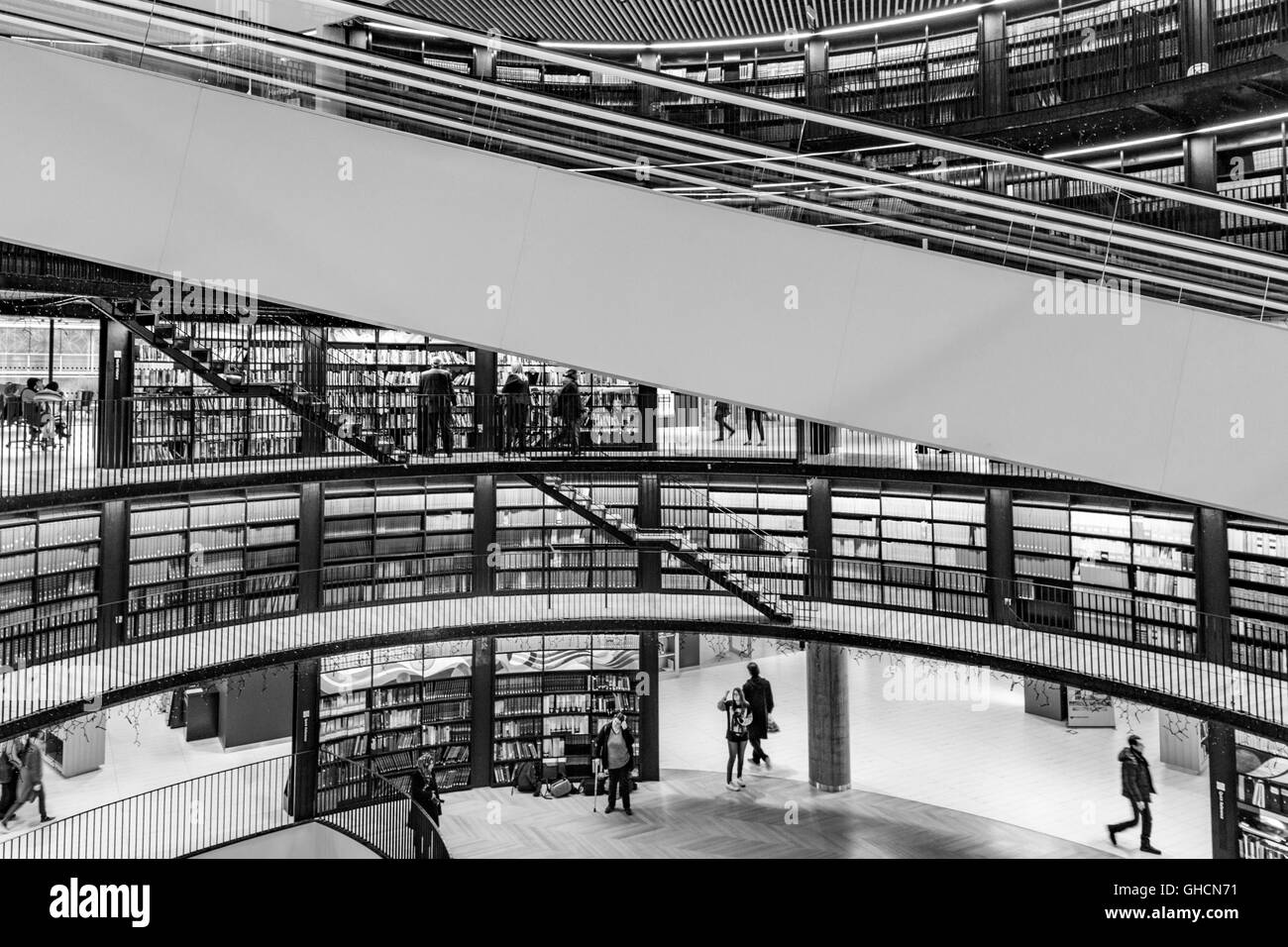 L architettura interna della Biblioteca di Birmingham in monocromatico, England, Regno Unito Foto Stock