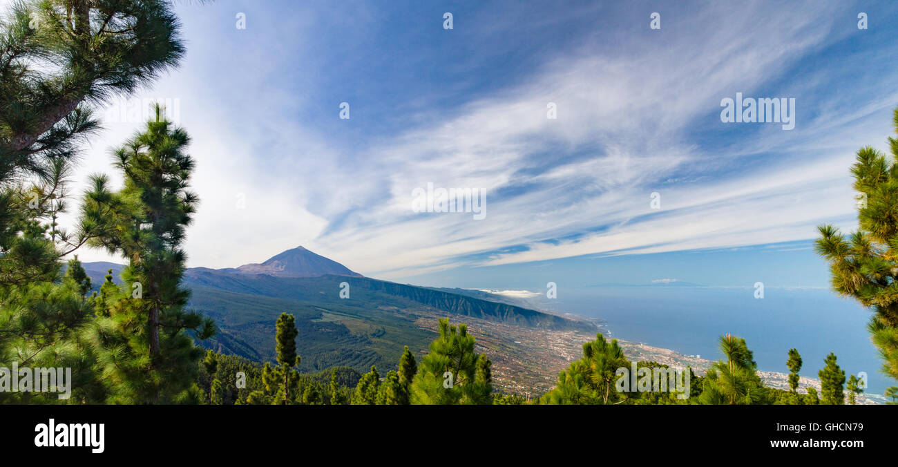 Panorama di El vulcano Teide e della valle di Orotava dal Mirador de Chipeque, Tenerife, Isole Canarie, Spagna Foto Stock