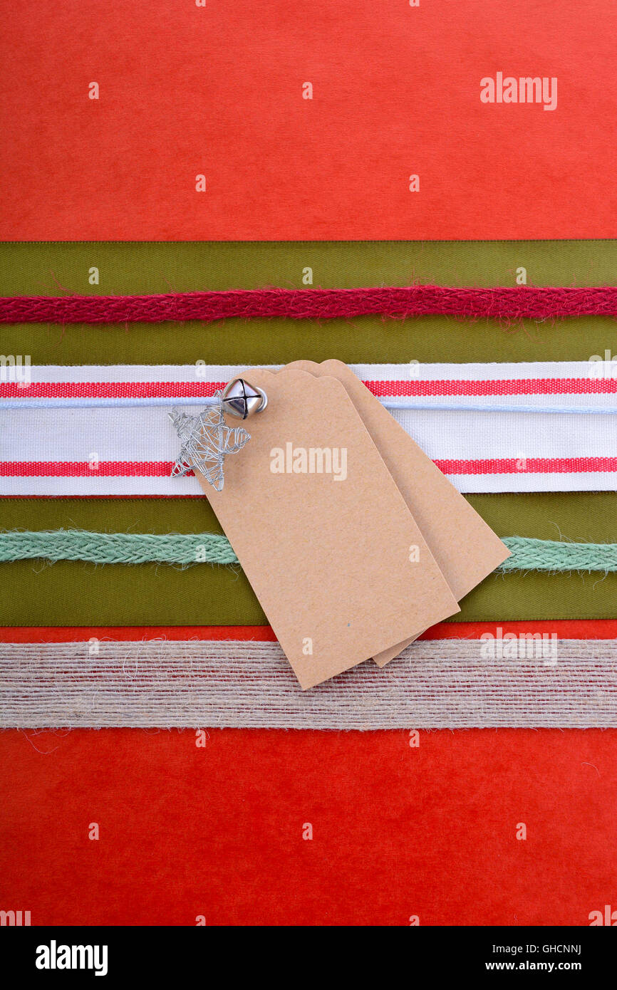 Messaggio di saluto festivo sfondo con close up vintage confezione regalo con più festosa tema natale nastri e tag regalo su Foto Stock