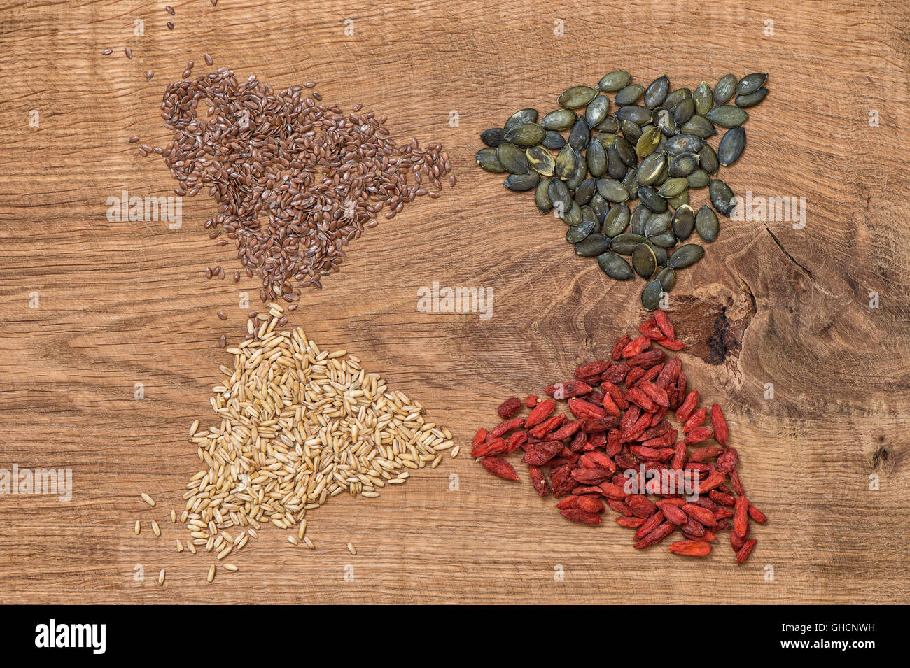 Bacche di Goji, avena, semi di lino, pumpkinseed su sfondo di legno. Superfoods sani. Pulire mangiare. Detox. Concetto di cibo Foto Stock