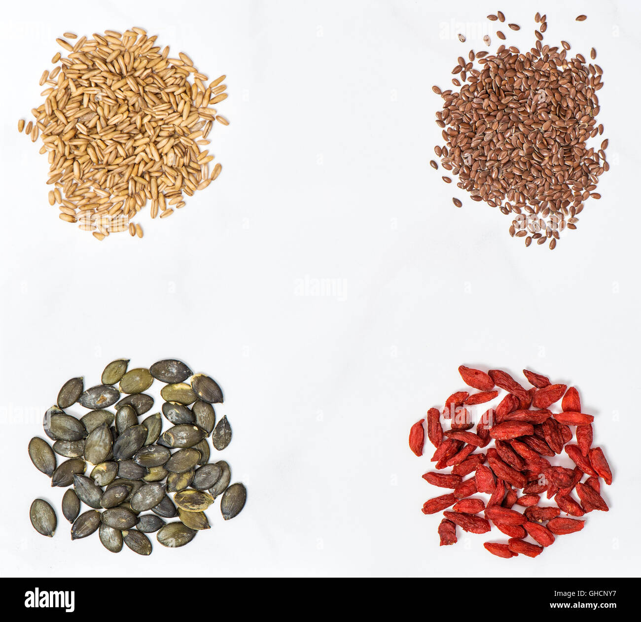 Bacche di Goji, avena, semi di lino, pumpkinseed. Superfoods sani. Pulire mangiare. Detox. Sfondo di cibo con spazio per il testo Foto Stock