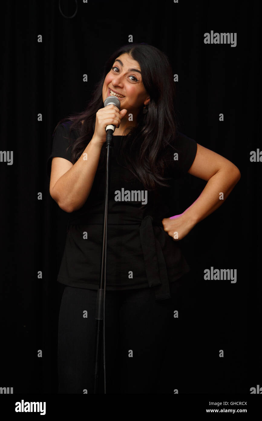 Australian comedienne Susie Youssef esegue il suo stand-up show a Edinburgh Festival Fringe 2016 Foto Stock