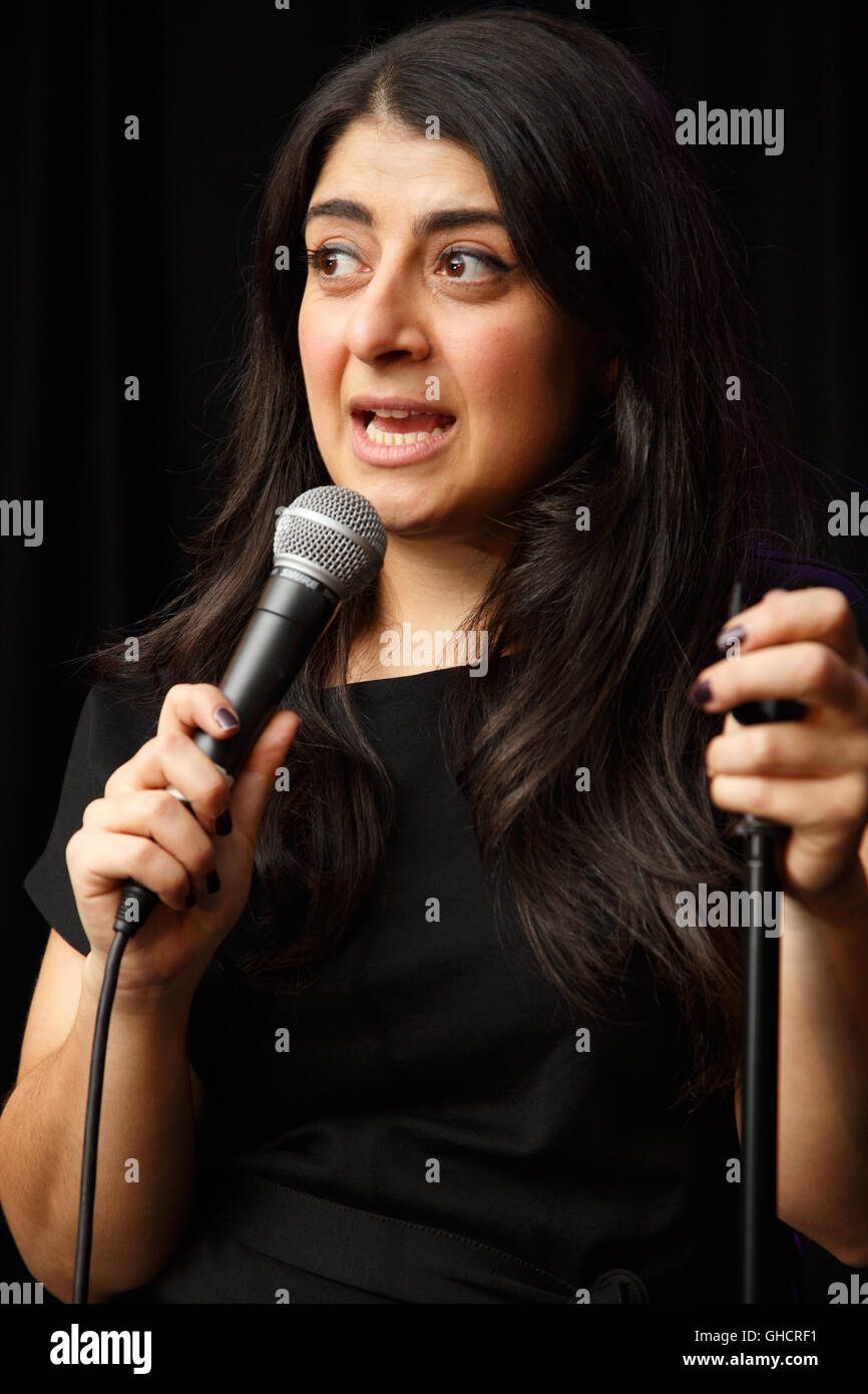 Australian comedienne Susie Youssef esegue il suo stand-up show a Edinburgh Festival Fringe 2016 Foto Stock