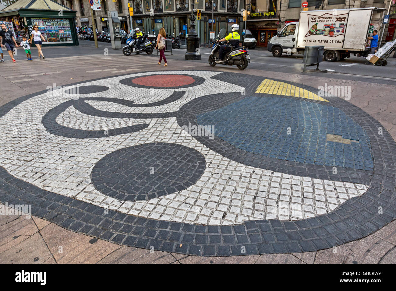 Joan Miro il Pla de l'os mosaico nella Rambla di Barcellona, Spagna Foto Stock