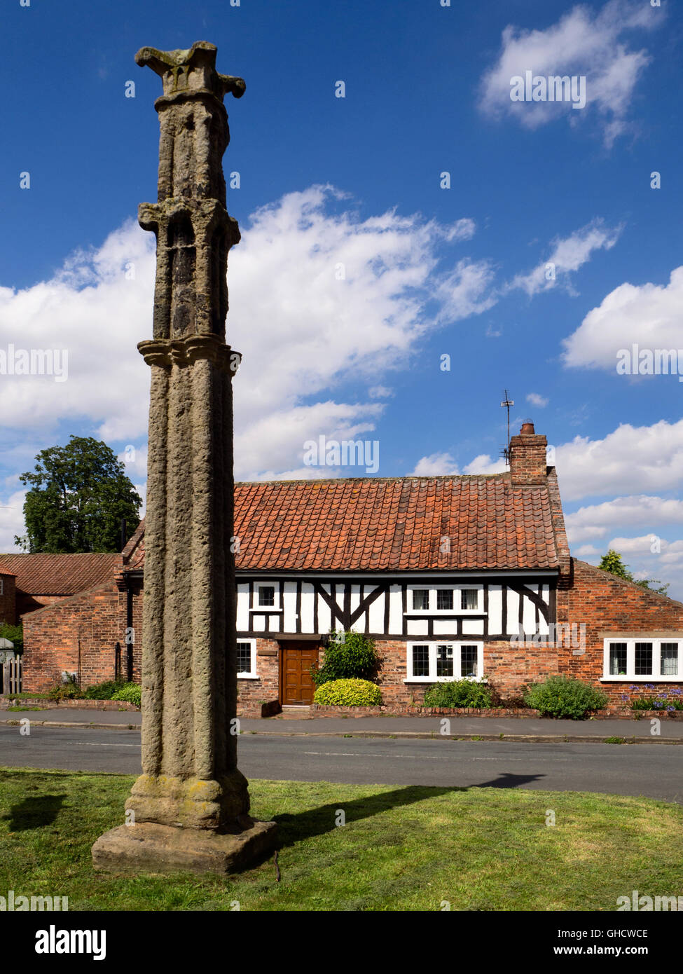 Croce di battaglia che commemora la Battaglia di Boroughbridge in Aldborough Yorkshire Inghilterra Foto Stock