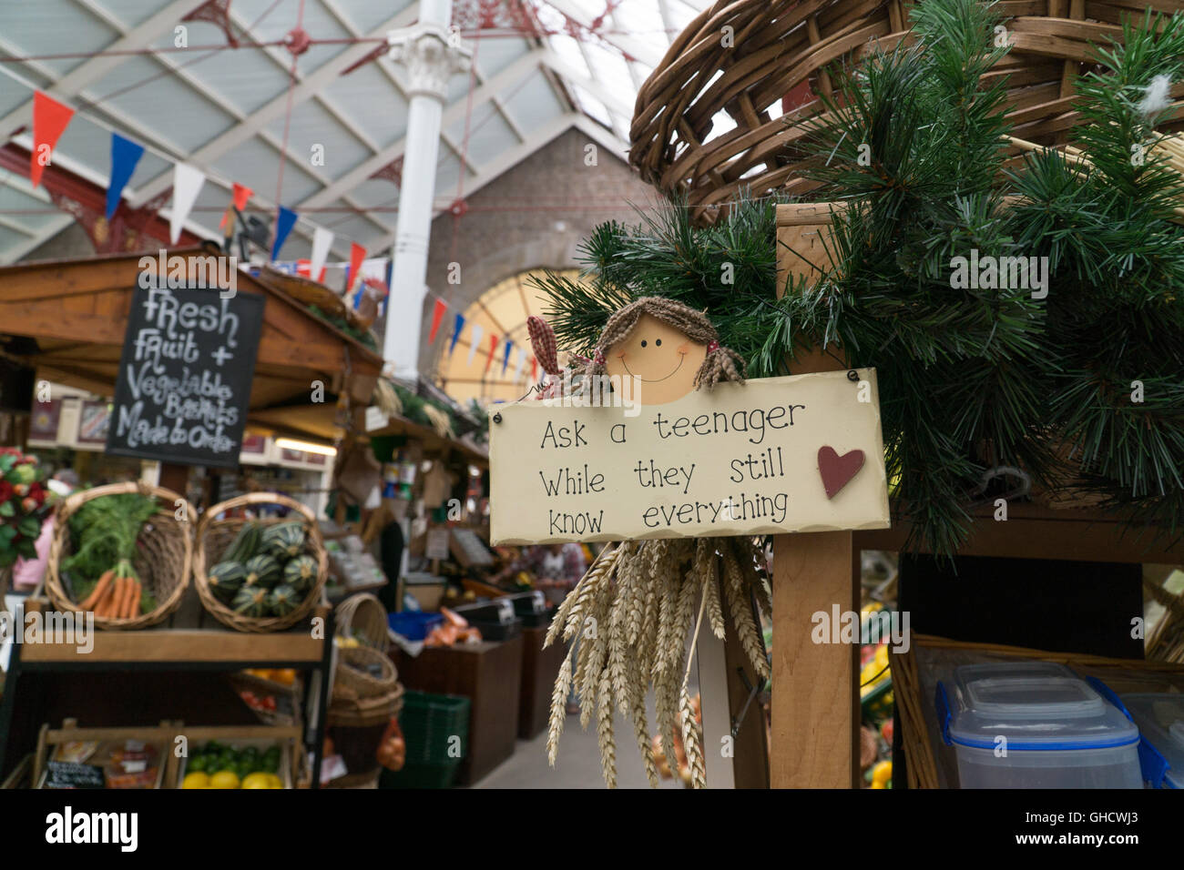 Un divertente segno relativa agli adolescenti entro il Mercato Centrale,Jersey,Isole del Canale Foto Stock
