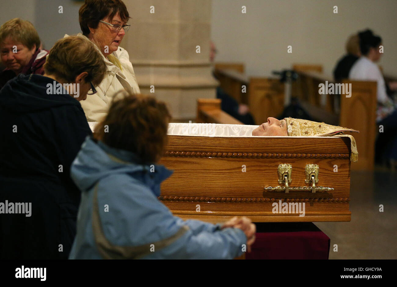 La gente paga i loro aspetti al compianto Dott Edward Daly, Vescovo di Derry, come il suo corpo si trova in St Eugene's Cathedral di Derry, Irlanda del Nord prima del suo funerale giovedì. Foto Stock