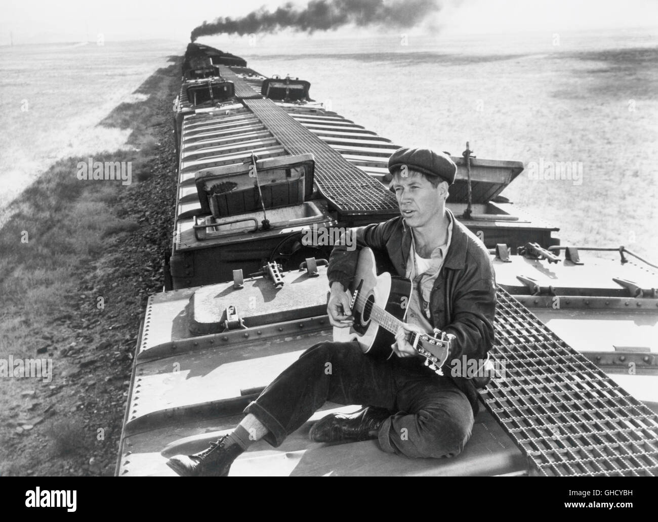 BOUND PER GLORIA USA 1976 Hal Ashby seduto sulla cima di un carro merci, Woody Guthrie (David Carradine) canta "Questa terra è la tua terra', come egli lascia la California. Regie: Hal Ashby Foto Stock