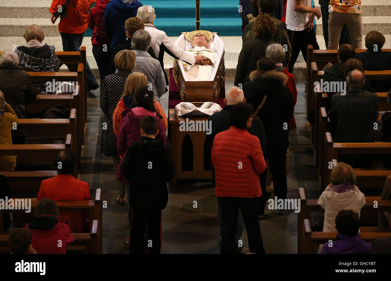 La gente paga i loro aspetti al compianto Dott Edward Daly, Vescovo di Derry, come il suo corpo si trova in St Eugene's Cathedral di Derry, Irlanda del Nord prima del suo funerale giovedì. Foto Stock