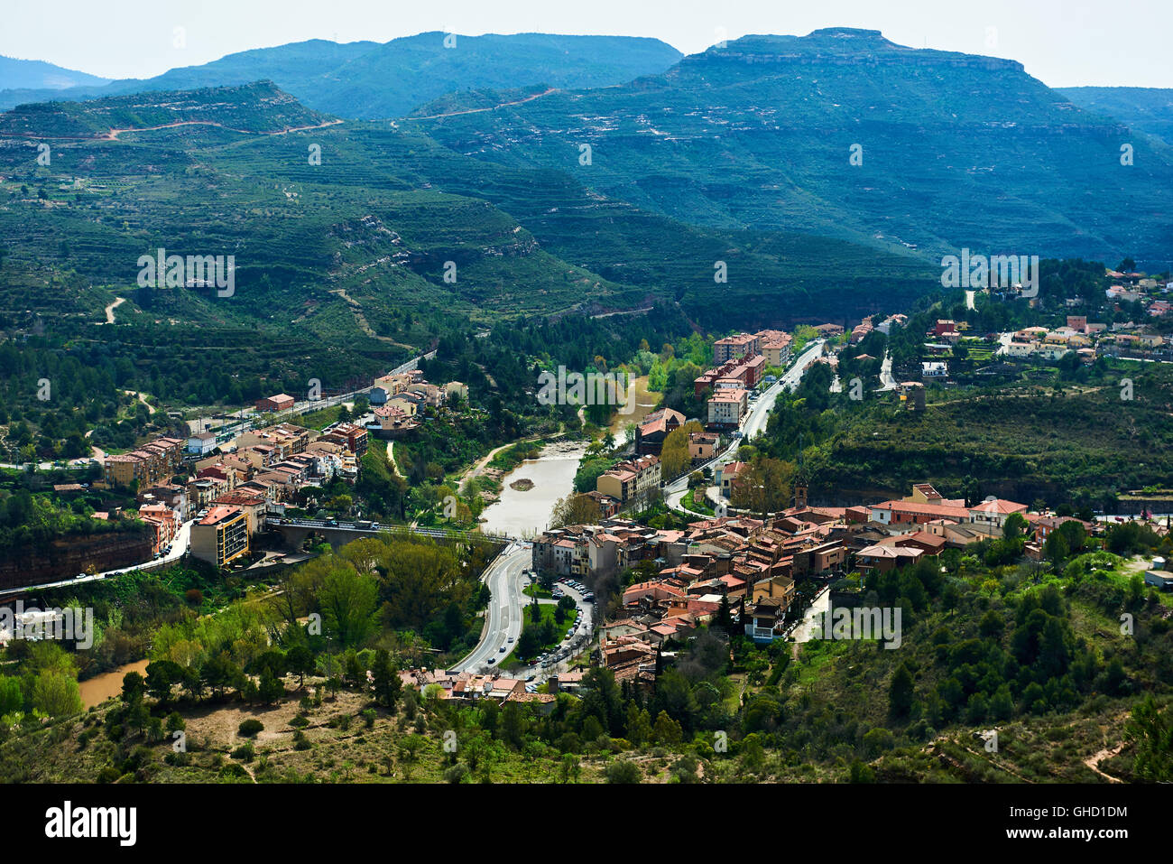 Vista aerea di Monistrol de Montserrat città e la campagna circostante. Provincia di Barcelona, Catalogna. Spagna Foto Stock