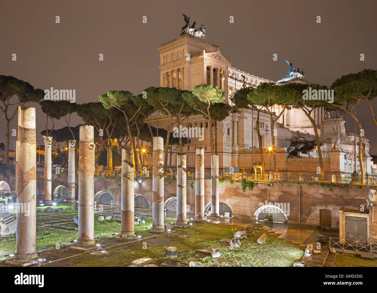 Roma - Foro di Traiano - Foro di Traiano e la Vittorio Emanuele punto di riferimento durante la notte. Foto Stock