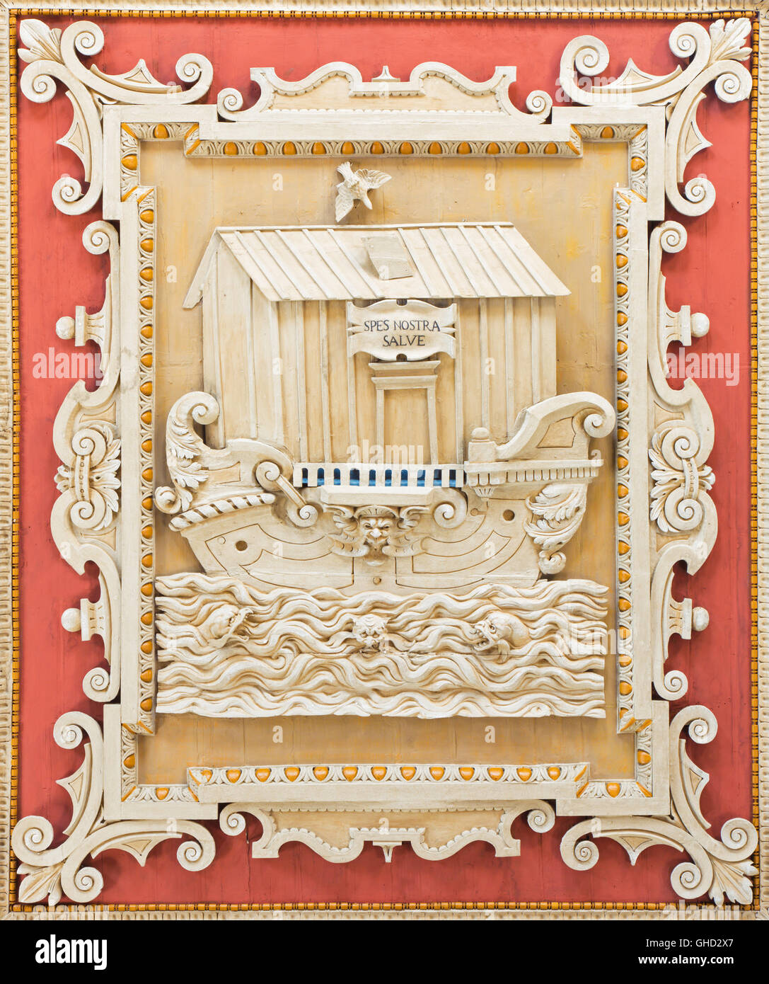 Roma, Italia, 2016: Particolare del soffitto a cassettoni pannello intagliato con il simbolico dell'Arca di Noè nella Basilica di Santa Maria in Dominica Foto Stock