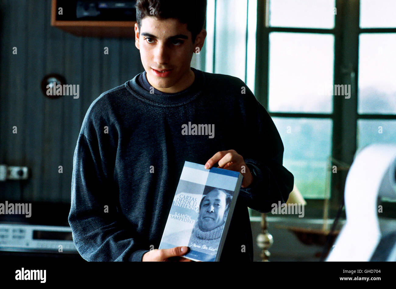 DAS MEER IN MIR Mar Adentro Spanien 2004 Alejandro Amenabar Javi (TAMAR NOVAS) mit Ramons Buch: "Cartas desde el infierno' (Briefe aus der Hölle), der Geschichte sciabiche Leidens. Regie: Alejandro Amenabar aka. Mar Adentro Foto Stock