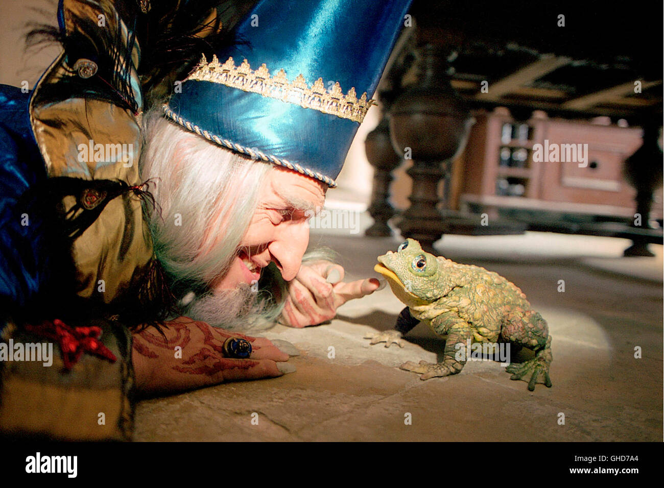 DER RÄUBER HOTZENPLOTZ D 2006 Gernot Roll Zauberer Petrosilius Zwackelmann (RUFUS BECK) hat die tassa Amaryllis in einen Frosch verwandelt. Regie: Gernot Roll Foto Stock