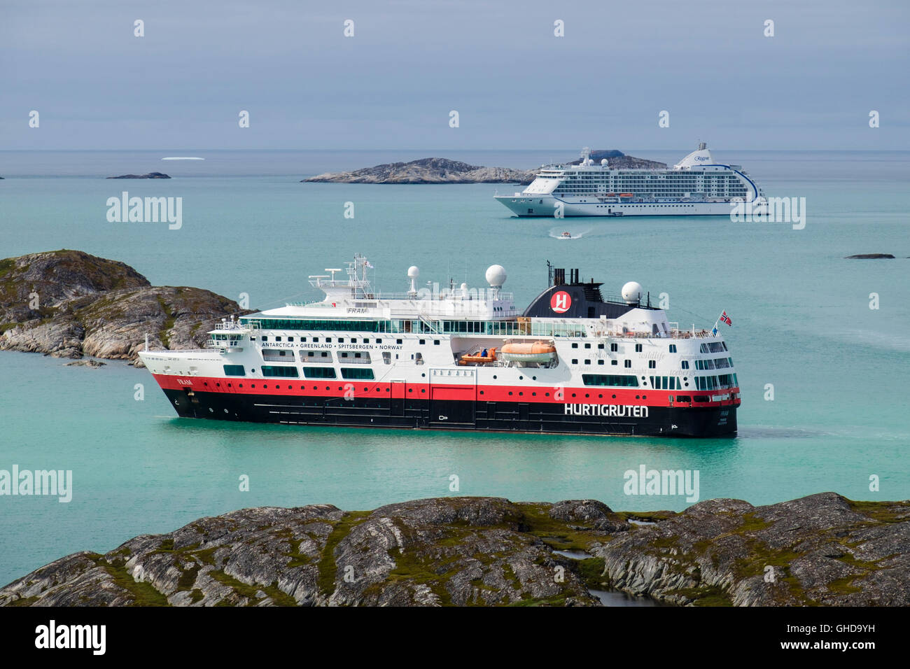 Visita Hurtigruten crociera explorer nave MS Fram e nave da crociera Seven Seas Voyager, ancorato nel fiordo Kuannersooq. Paamiut Groenlandia Foto Stock