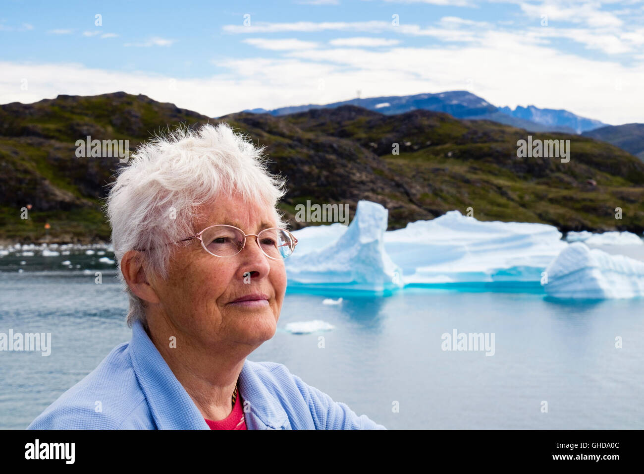 Senior pensionati OAP lady di trasporto turistico di passeggeri sul fiordo di una nave da crociera di vacanza di pensionamento con gli iceberg dal fiordo Tunulliarfik in estate. Narsaq in Groenlandia Foto Stock