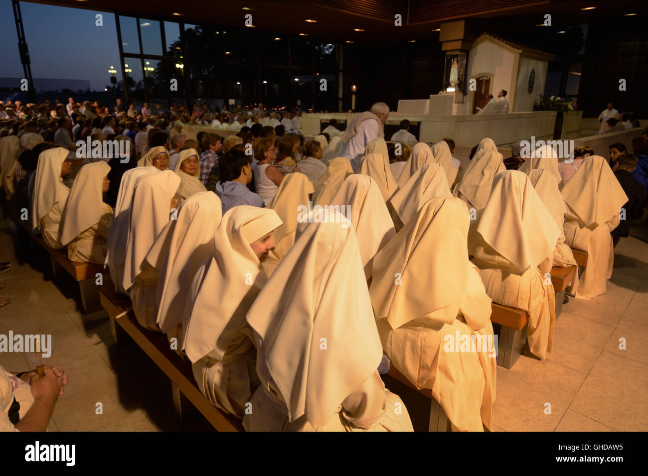 Il Portogallo, Santuario di Fatima, monache seguendo la notte open-air la Messa nella Cappella delle Apparizioni (Capelinha das Aparições) Foto Stock