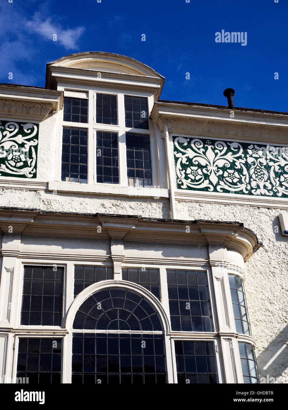 Ornato di decorazione su un edificio su Horsefair a Boroughbridge Yorkshire Inghilterra Foto Stock