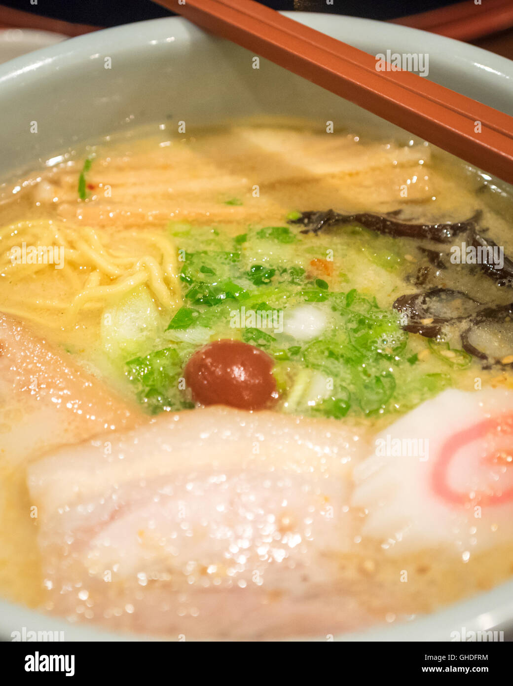 Shio giapponese ramen, con bianco brodo tonkotsu, di Hokkaido Ramen Santouka su Robson Street a Vancouver in Canada. Foto Stock