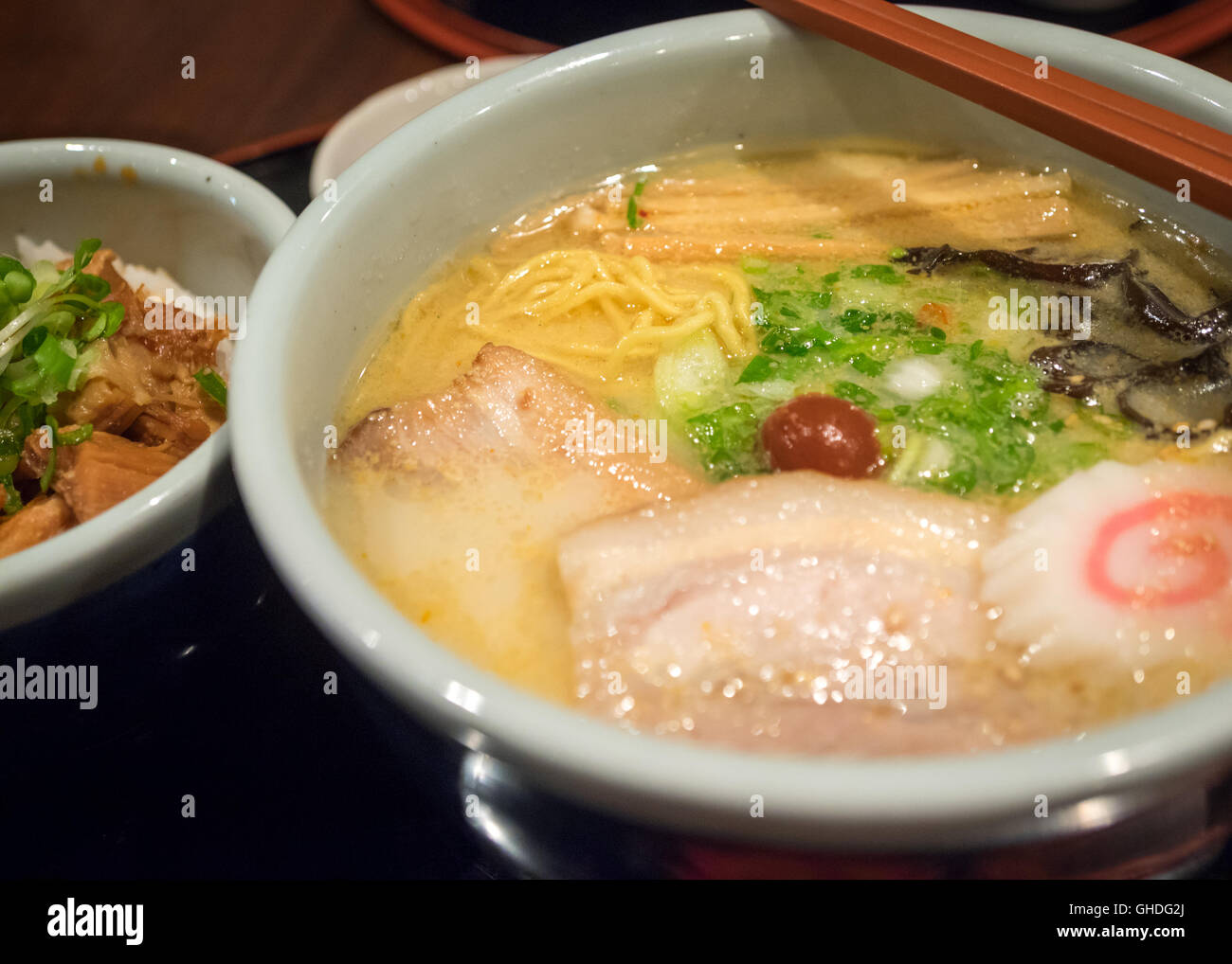 Shio giapponese ramen, con bianco brodo tonkotsu, di Hokkaido Ramen Santouka su Robson Street a Vancouver in Canada. Foto Stock