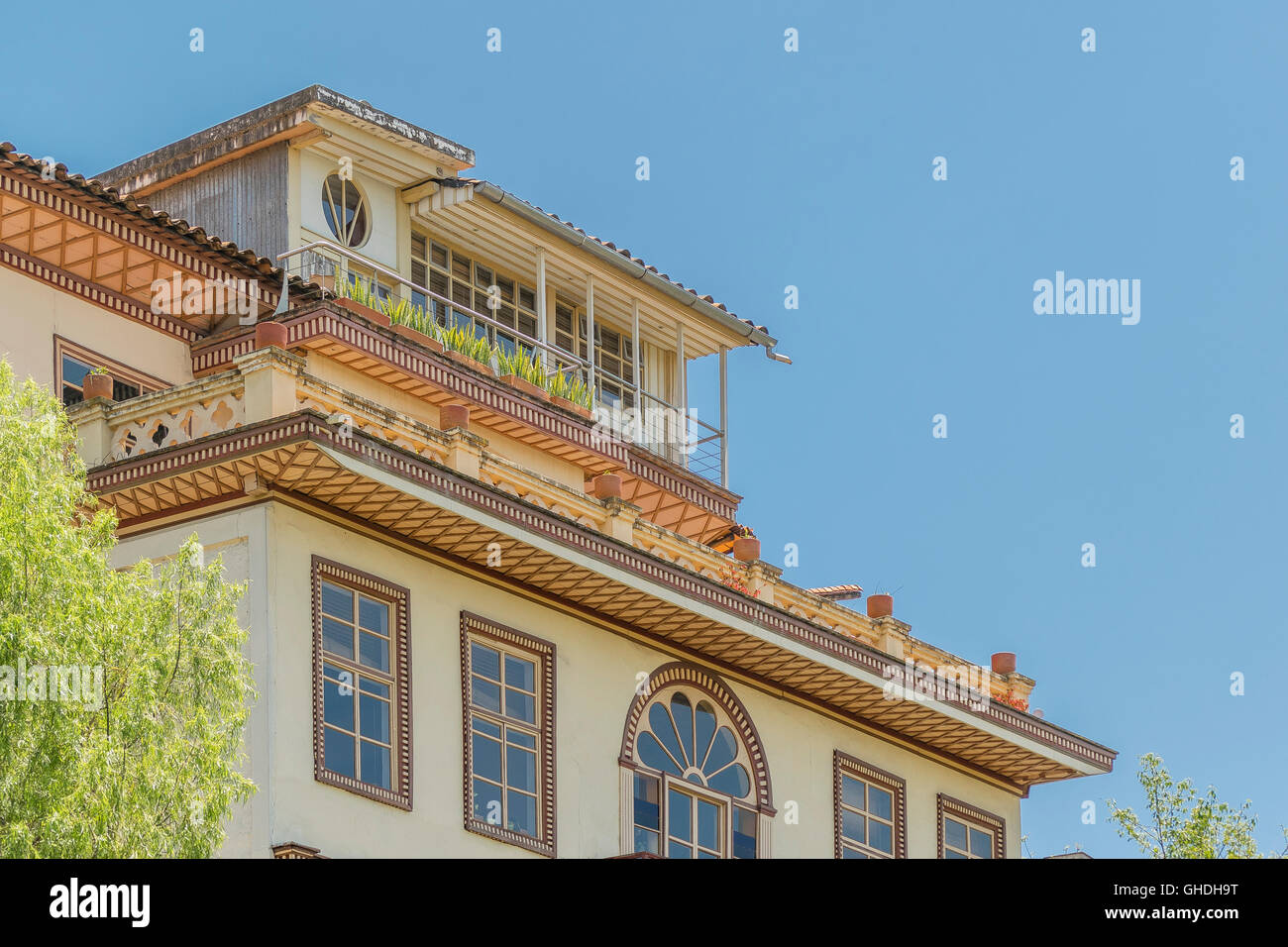 Basso angolo vista di vecchio stile o architetture eclettiche a Cuenca, Ecuador. Foto Stock
