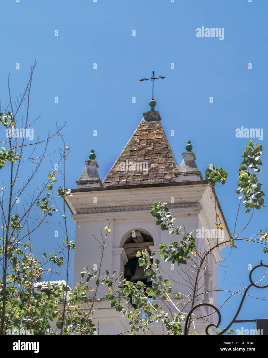 Basso angolo vista di vecchio stile o architetture eclettiche a Cuenca, Ecuador. Foto Stock